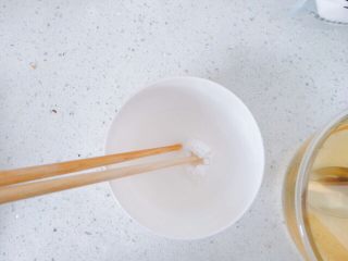 17、生菜豆腐肉沫羹,调水淀粉，水加生粉搅拌。我喜欢用生粉，感觉口感好些。