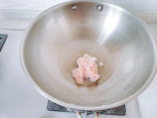 18、生菜豆腐肉沫羹,锅里油热七分的时候倒肉丁，迅速翻炒。