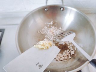 19、生菜豆腐肉沫羹,加姜末蒜末，翻炒。