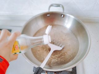 21、生菜豆腐肉沫羹,加料酒，胡椒粉，味精，搅拌，盖上锅盖，等水烧开。