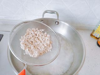 22、生菜豆腐肉沫羹,水开后，下豆腐。