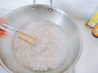 23、生菜豆腐肉沫羹,有的豆腐连在一起，用筷子搅开，不要用锅铲，豆腐会碎。