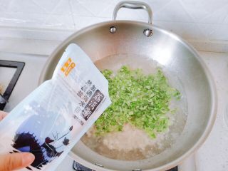 25、生菜豆腐肉沫羹,加盐，搅拌。