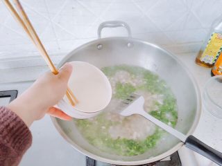 26、生菜豆腐肉沫羹,叶子断生后，加水淀粉，迅速搅动。