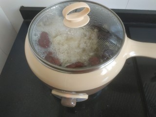 12、苹果银耳红枣汤,转小火慢炖40分钟