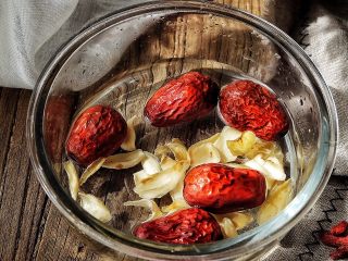 5、养颜润肺 红枣百合银耳甜汤,红枣与百合洗干净