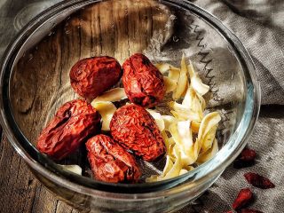 6、养颜润肺 红枣百合银耳甜汤,倒掉水份