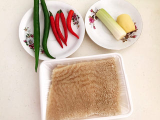 1、爆炒牛肚,准备食材：牛肚，小米辣，尖椒，大葱和鲜姜