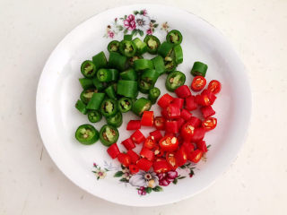 2、爆炒牛肚,尖椒和小米辣切成小丁