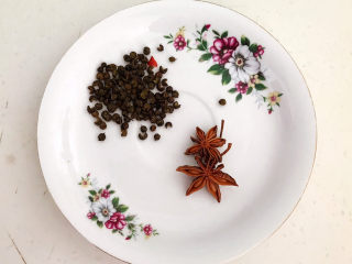 5、爆炒牛肚,花椒粒和八角