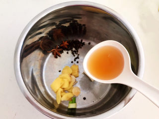 8、爆炒牛肚,加入料酒