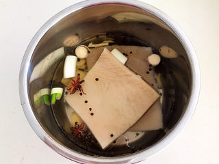 9、爆炒牛肚,把牛肚放入锅中