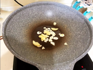 14、爆炒牛肚,炒锅烧热后加入大豆色拉油，油烧热后加入姜蒜，炒出香味