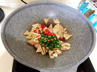 16、爆炒牛肚,加入小米辣和尖椒