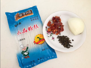 1、酸辣土豆粉,准备食材：土豆水晶粉丝，干红辣椒段，花椒粒，圆葱