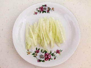 2、酸辣土豆粉,把圆葱切成丝