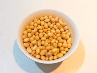 5、酸辣土豆粉,提前把黄豆清洗干净后用温水浸泡2个小时，沥干水份