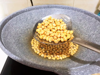 7、酸辣土豆粉,炸制黄豆金黄