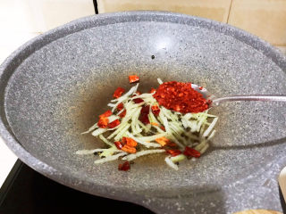 11、酸辣土豆粉,加入干红辣椒段和粗辣椒粉