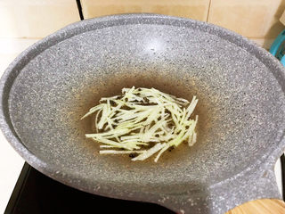 10、酸辣土豆粉,加入葱丝，炒出香味