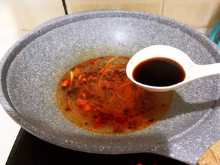 14、酸辣土豆粉,加入陈醋和生抽