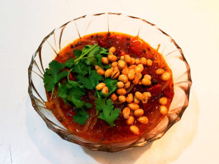 21、酸辣土豆粉,加入香菜叶和香酥黄豆即可