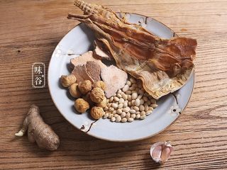 1、土茯苓笋干老鸭汤,准备好材料；