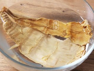 2、土茯苓笋干老鸭汤,笋干要提前用水泡发3小时；