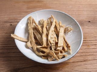 3、土茯苓笋干老鸭汤,泡软后洗干净切片备用。