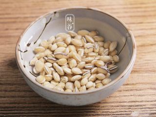 4、土茯苓笋干老鸭汤,白扁豆用水浸泡1小时，其他材料洗干净待用；