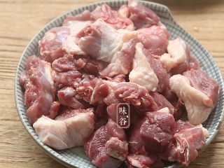 5、土茯苓笋干老鸭汤,鸭肉洗净斩块，脖子或者鸭皮脂肪比较多的地方最好不要；