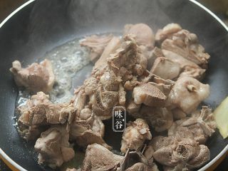6、土茯苓笋干老鸭汤,烧热2汤匙油， 鸭肉再下锅，加两三片姜一起，将鸭中的水分炒干，以除去鸭肉剩余的膻味；