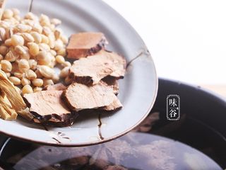 8、土茯苓笋干老鸭汤,倒入浸泡好的笋干，白扁豆和土茯苓，大火煮开，小火慢煲1个小时。