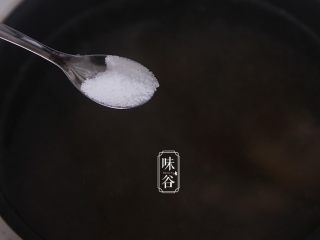 10、土茯苓笋干老鸭汤,关火前调入食盐调味即可。