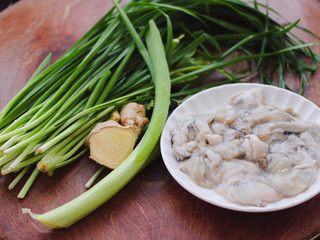 1、牡蛎韭菜粉嫩饺子,首先备齐所有的食材。