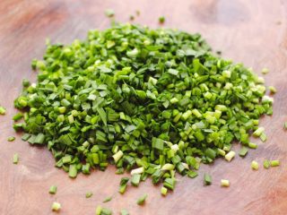 3、牡蛎韭菜粉嫩饺子,韭菜摘洗干净后，用刀切碎。