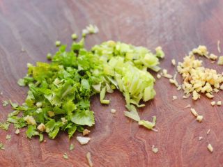 4、牡蛎韭菜粉嫩饺子,把葱姜和香菜洗净后，也用刀切碎。