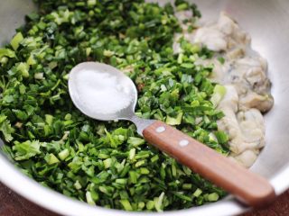 10、牡蛎韭菜粉嫩饺子,最后根据个人口味，加入适量的盐调味。