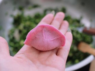 17、牡蛎韭菜粉嫩饺子,包成自己喜欢的模样即可。