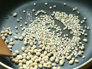 2、健脾祛湿的淮山薏米猪骨汤,扁豆、薏米用锅中小火干炒。(可以先用湿布来回搓干净再炒)