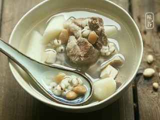 13、健脾祛湿的淮山薏米猪骨汤,很是适合春季这种阴冷潮湿的天气哦,让您的身体不再“湿漉漉”……