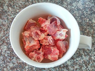 1、虫草花猪骨汤,猪骨斩大件