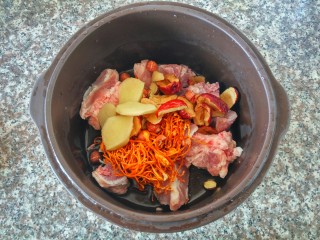 8、虫草花猪骨汤,放入红枣、姜