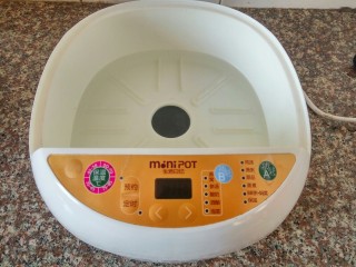 10、虫草花猪骨汤,电炖锅加入适量清水