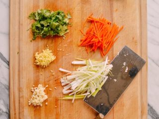 1、东北锅包肉,胡萝卜,葱切丝,姜,蒜切沫。香菜切碎。