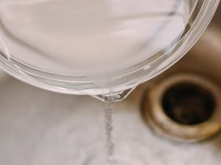 6、东北锅包肉,把马铃薯淀粉沉淀后的水倒掉,留下底部马铃薯淀粉糊。