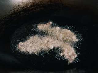 8、东北锅包肉,用深锅热油,中火即可,否则火太大猪肉会老。小心地把猪肉片一次一片地放入油中,中间留出空间,避免粘在一起。