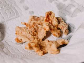 9、东北锅包肉,每批炸2分钟,把炸好的猪肉放到铁架上沥干。