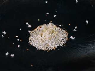 11、东北锅包肉,锅里留一勺油,用中火加热锅。把姜和大蒜简单地煮一下。