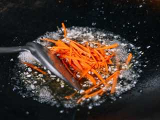 12、东北锅包肉,加入酱料,调高温度,加入胡萝卜。